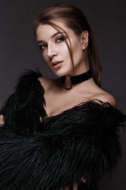 Güzel bir kadınla akşam makyaj ve uzun düz saç. Dumanlı gözler. Moda fotoğraf.