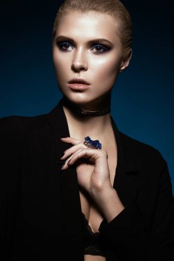 Bir siyah elbise, düz saç ve modaya uygun makyaj güzel kız. Glamour Güzellik yüz.