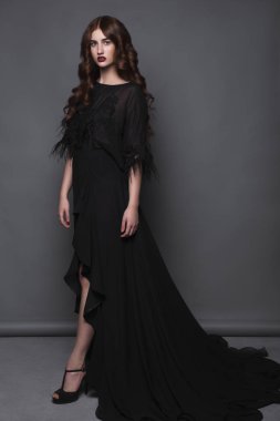 Trendy kız güzel klasik akşam makyaj ile giyim ve saç modeli sanat bukleler. Güzellik yüz, vücut.