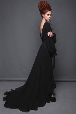 Avangart saç modelleri ile akşam elbiseli güzel kız. Güzellik yüz.