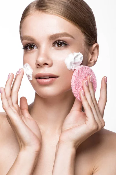 Vacker ung flicka med svamp och foam cleanser, fransk manikyr. Vackert ansikte. — Stockfoto