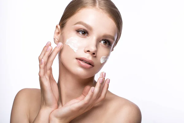 Hermosa joven con crema en la piel, manicura francesa. Cara de belleza . — Foto de Stock