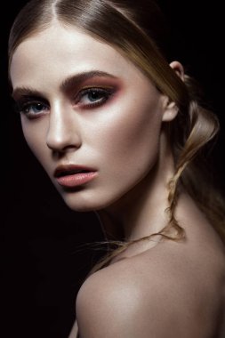 Güzel moda kadın yaratıcı makyaj ve saç modeli ile. Güzellik.