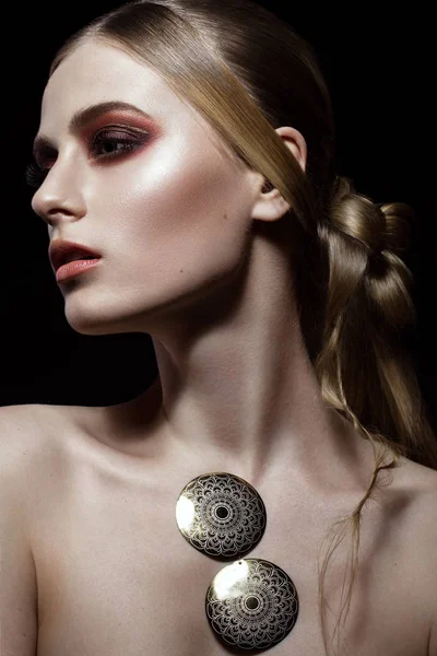 Güzel moda kadın yaratıcı makyaj ve saç modeli ile. Güzellik.