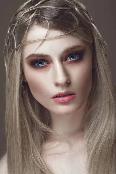 Beautiful fashion woman with creative make-up and hairstyle. beauty face. — Stock Photo, Image