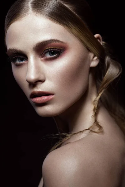 Hermosa mujer de moda con maquillaje creativo y peinado. cara de belleza . —  Fotos de Stock