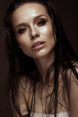 Parlak makyajlı, ıslak saçlı ve ciltli güzel bir kız. Güzel surat..