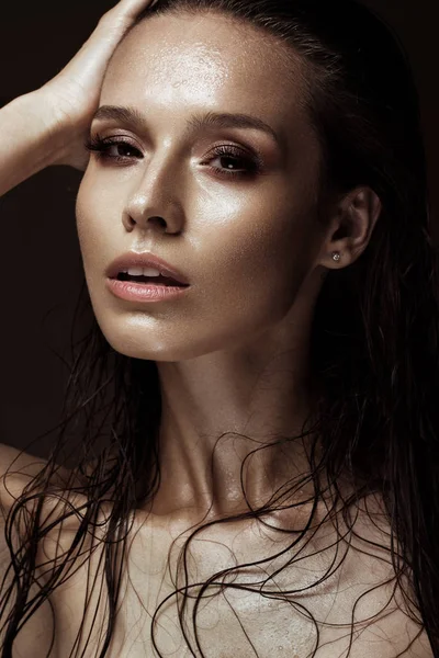 Menina bonita com uma maquiagem brilhante, cabelo molhado e pele. Cara de beleza . — Fotografia de Stock