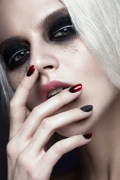 Beautiful blond girl with dark smokey makeup and art manicure design nails. beauty face. — Stock Photo, Image