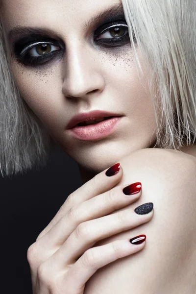Piękna blond dziewczyna z ciemny makijaż smokey i sztuki manicure projekt paznokcie. piękna twarz. — Zdjęcie stockowe