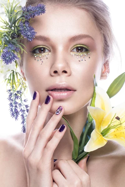 Bella ragazza con arte make-up, fiori e design manicure unghie. viso di bellezza . — Foto Stock