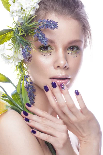 Vacker flicka med konst make-up, blommor och design naglar manikyr. vackert ansikte. — Stockfoto