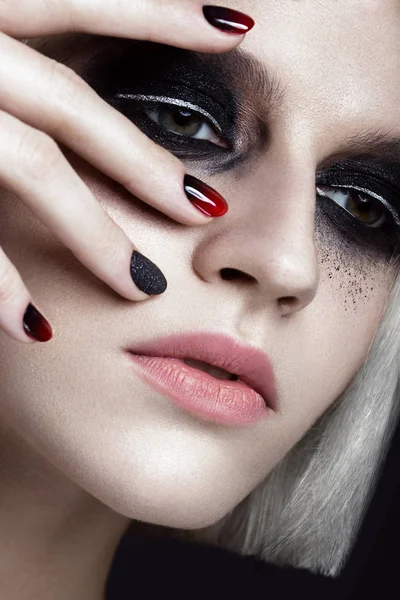 Piękna blond dziewczyna z ciemny makijaż smokey i sztuki manicure projekt paznokcie. piękna twarz. — Zdjęcie stockowe