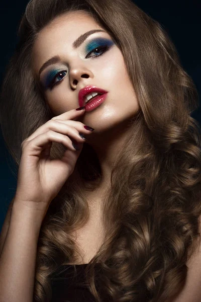 Mooi meisje met krullen, rode lippen en blauwe make-up wijze Hollywood. Schoonheid gezicht en haren. — Stockfoto