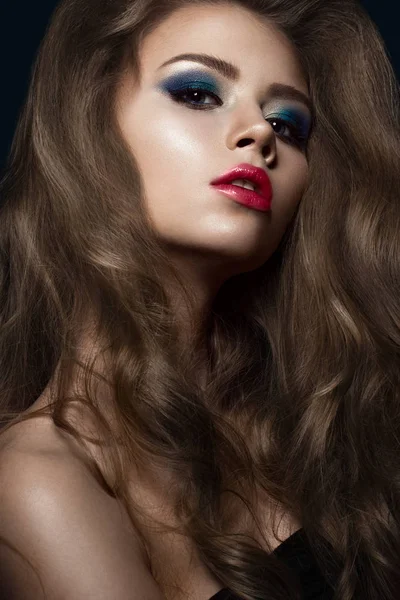 Krásná dívka v Hollywoodu způsobem s kadeří, červené rty a modré make-up. Krása obličeje a vlasy. — Stock fotografie