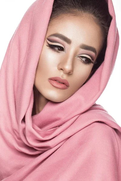 Gyönyörű lány az Arab sálat keleti make-up. Szépség arc. — Stock Fotó