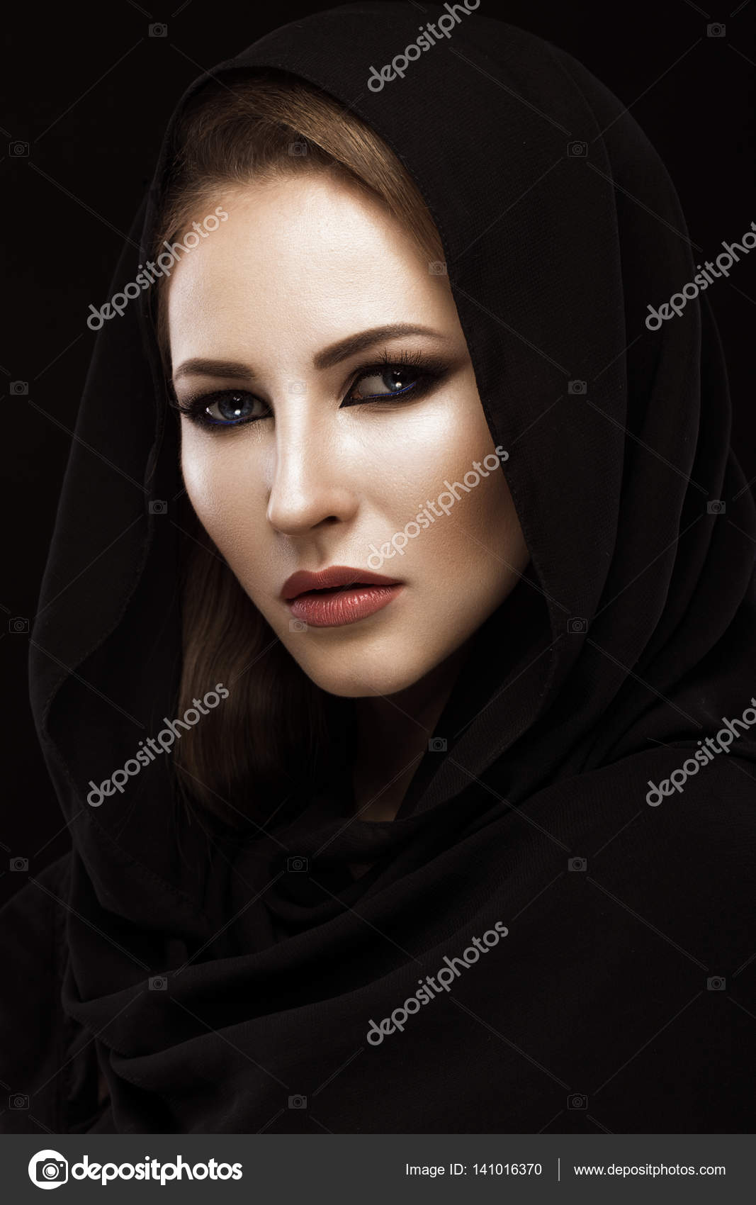 Όμορφο κορίτσι με το αραβικό μαντήλι με ανατολίτικα make-up. Πρόσωπο  ομορφιάς. — Φωτογραφία Αρχείου © kobrin-photo #141016370
