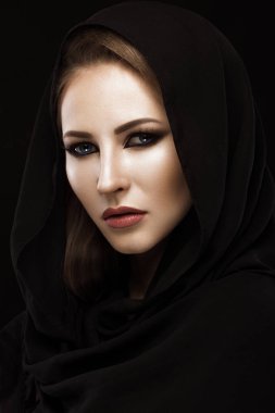 Oryantal makyaj ile Arap Fularlı güzel kız. Güzellik.
