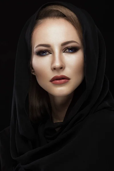 Beautiful girl in the Arab scarf with oriental make-up. Beauty face. — Stock Photo, Image