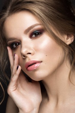 Mükemmel cilt, akşam makyaj, düğün saç modeli ile güzel kız. Güzellik.