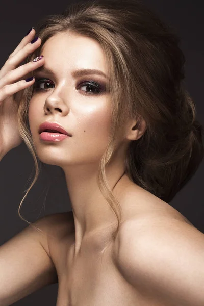 Schöne Mädchen mit perfekter Haut, Abend-Make-up, Hochzeitsfrisur. Schönheit Gesicht. — Stockfoto