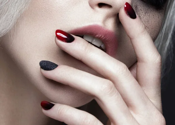 Bella ragazza bionda con trucco scuro fumoso e arte manicure unghie di design. viso di bellezza. Da vicino. — Foto Stock