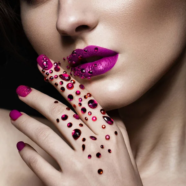 Hermosa chica con maquillaje de noche, labios morados en pedrería y uñas de diseño manicura. Cara de belleza. De cerca. — Foto de Stock