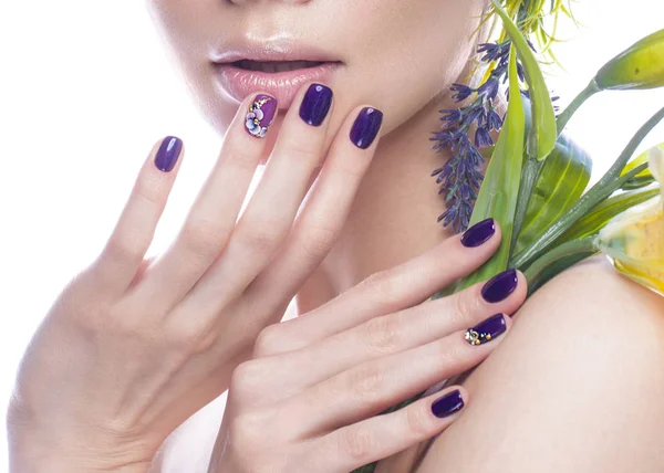 Hermosa chica con flores, y el diseño de uñas manicura. Cara de belleza. De cerca. — Foto de Stock