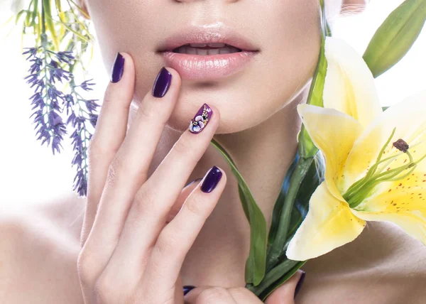 Hermosa chica con flores, y el diseño de uñas manicura. Cara de belleza. De cerca. — Foto de Stock