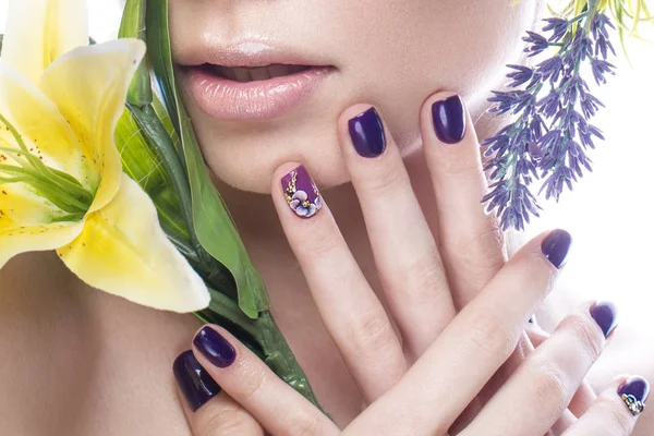 Vacker flicka med blommor och design naglar manikyr. skönhet ansikte. Närbild — Stockfoto