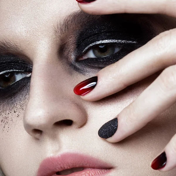 Karanlık smokey makyaj ve sanat manikür tasarım çivi ile güzel sarışın kız. Güzellik yüz. Yakın çekim
