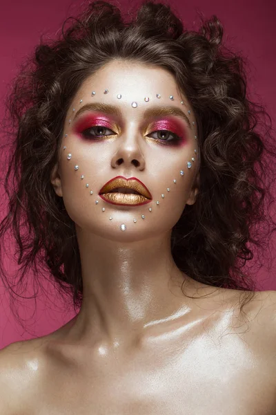 Hermosa chica con maquillaje de moda brillante, y el corazón de cristales en la cara. Día de San Valentín . — Foto de Stock