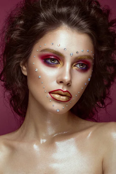 Mooi meisje met heldere mode make-up en hart van kristallen op het gezicht. Valentijnsdag. — Stockfoto