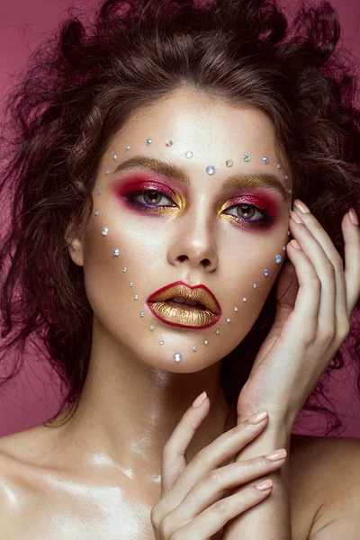 Mooi meisje met heldere mode make-up en hart van kristallen op het gezicht. Valentijnsdag. — Stockfoto