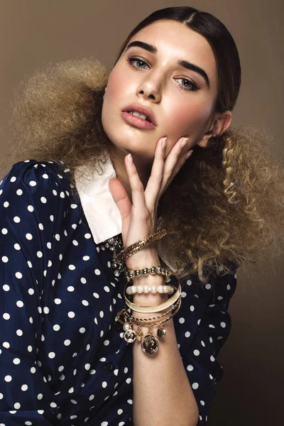 Menina bonita com maquiagem clássica e arte penteado, estilo retro roupas. Cara de beleza — Fotografia de Stock