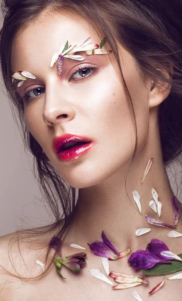 Hermosa chica con maquillaje de arte y flores. cara de belleza . — Foto de Stock