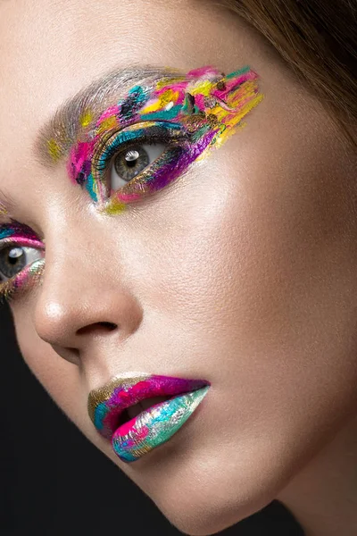 Mooi meisje met creatieve kleurrijke make-up. Schoonheidsgezicht. — Stockfoto