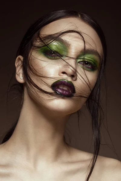 Hermosa chica con maquillaje verde primavera y labios de vampiro. cara de belleza . — Foto de Stock