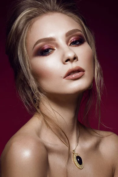 Krásná dívka s dokonalou pleť, barevný make-up, večerní účes. Krása tváře. — Stock fotografie