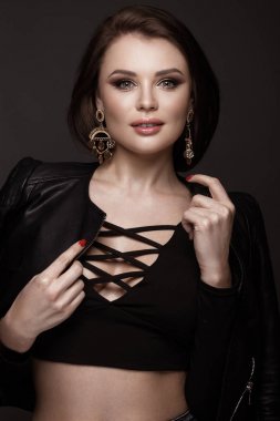 Güzel bir kadınla akşam makyaj ve uzun düz saç. Dumanlı gözler. Moda fotoğraf.