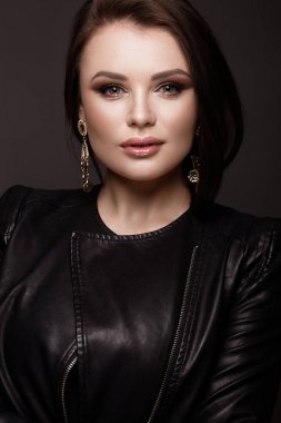 Güzel bir kadınla akşam makyaj ve uzun düz saç. Dumanlı gözler. Moda fotoğraf.