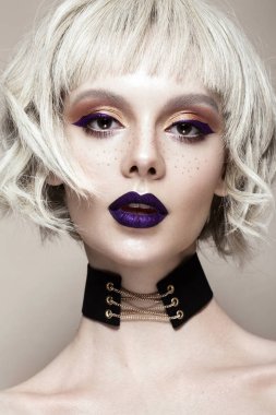 Yaratıcı sanat makyaj ve çiller ile beyaz peruk güzel komik kız. Güzellik.