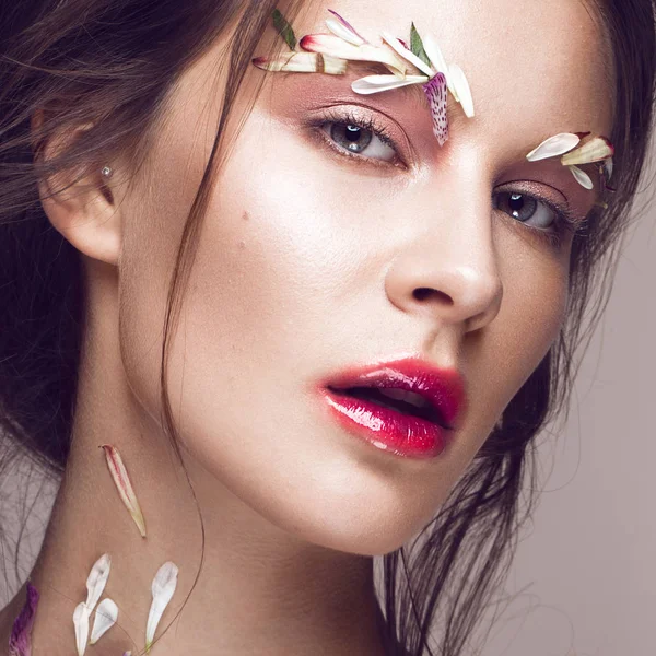 白地に青い花を持つ豪華な女性ドレスアップします ストック写真 C Hasloo 白地に青い花を持つ豪華な女性ドレスアップします ストック写真 C Hasloo