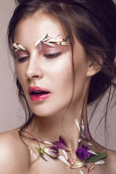Gyönyörű lány make-up művészet és virágok. szépség arc. — Stock Fotó