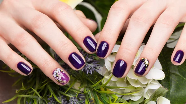 女性的手指上拍摄的美丽指甲花。指甲设计。特写 — 图库照片