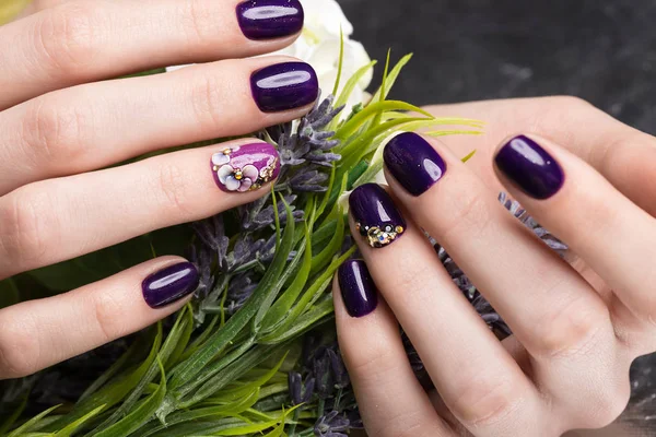 여성 손가락에 꽃과 함께 아름 다운 매니큐어를 쐈 어. 손톱 디자인입니다. 클로즈업 — 스톡 사진