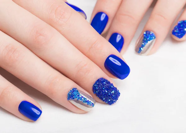 Beautifil blaue Maniküre mit Strass. Nageldesign. Nahaufnahme — Stockfoto