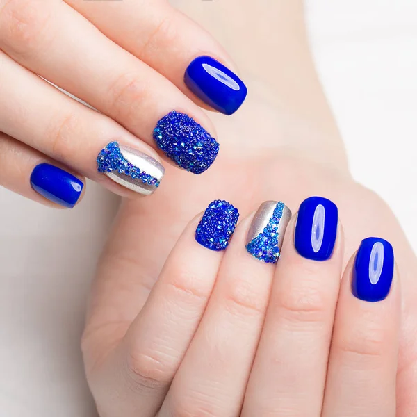 Beautifil manicure azul com strass. Desenho de unhas. Close-up — Fotografia de Stock