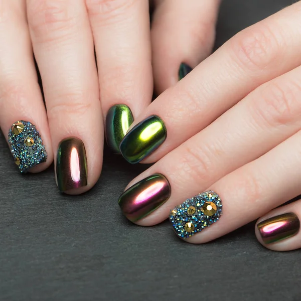 Beautifil kleurrijke manicure met strass. Nail Design. Close-up — Stockfoto