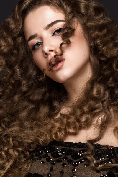 Mooie brunette meisje in beweging met een perfect krullend haar, en klassieke make-up. Schoonheid gezicht. — Stockfoto